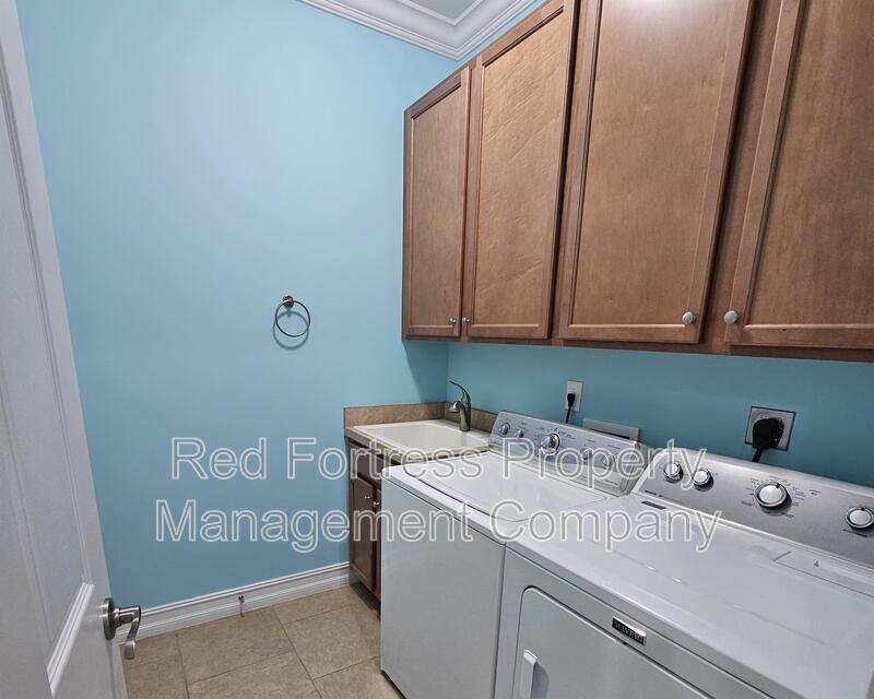 Building Photo - 13105 Silver Thorn Loop