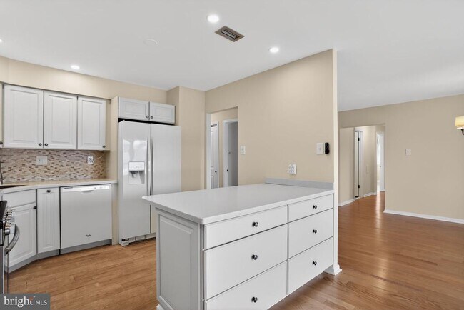 Building Photo - 215 Haddonfield Cmns