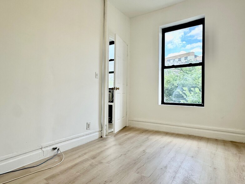 Primary Photo - 3405 Broadway