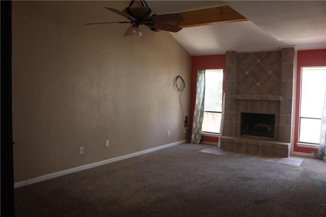 Building Photo - 25 Oakbrook Dr