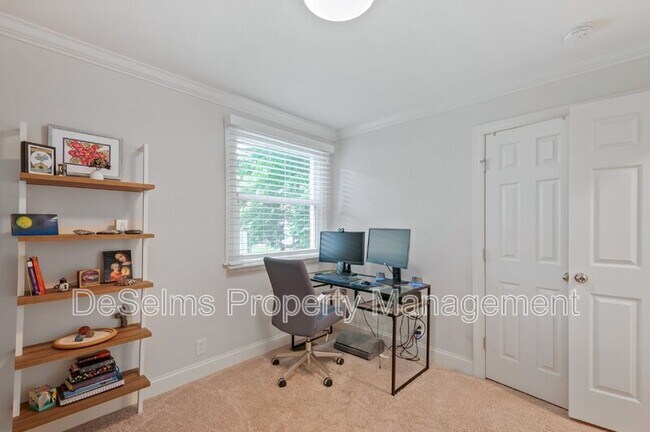 Building Photo - 819 Chrisman Dr