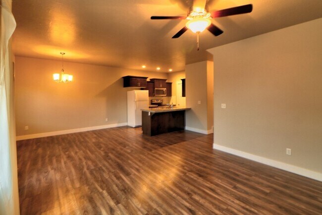 Building Photo - 7440 N Hutch Ln