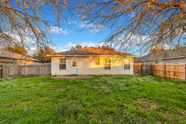 Building Photo - Charming 3 Bed, 2 Bath House with Serene Yard