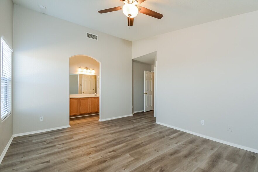 Building Photo - 10381 E Roywood Way