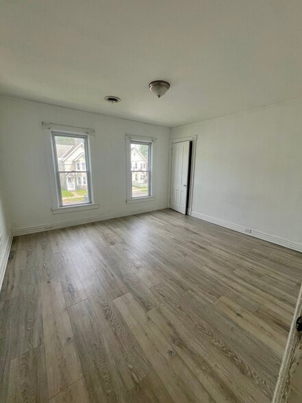 Primary bed room - 28 7th Ave