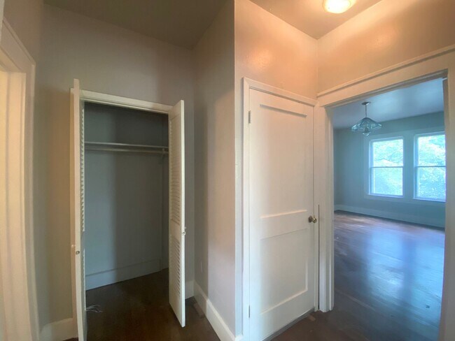 Building Photo - Walling