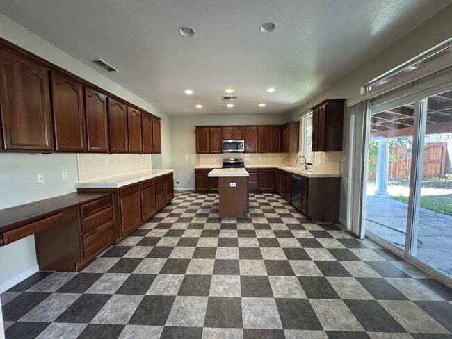 Building Photo - 361 Royal River Dr