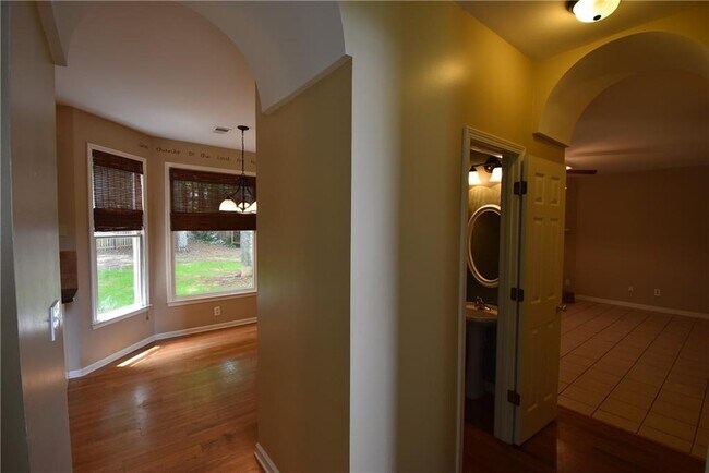Building Photo - 629 Overhill Dr