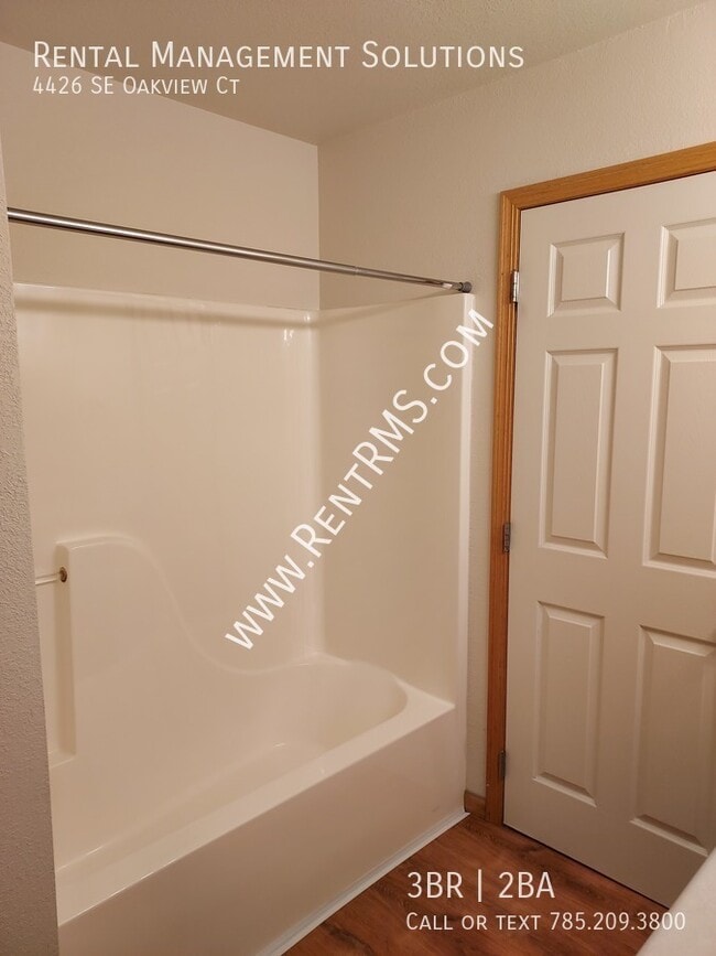 Building Photo - 4426 SE Oakview Ct