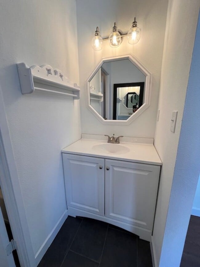 Building Photo - 3 bed 1.5 bath 2 story condo in Park Place...