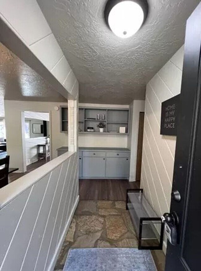 Building Photo - Quiet 3 Bedroom 2 Bathroom House