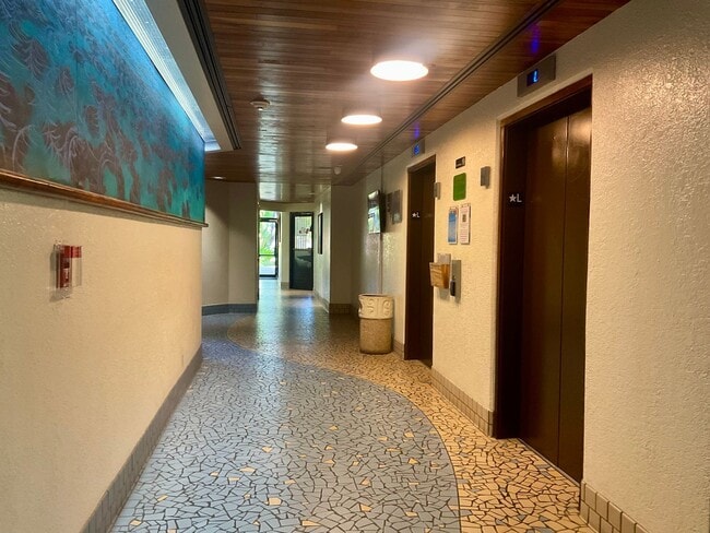 Building Photo - Charming & Convenient Studio, Great Building