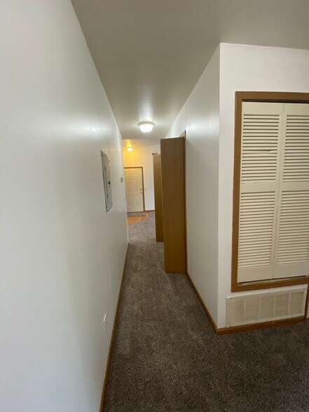 Building Photo - 7483 Crosscreek Dr