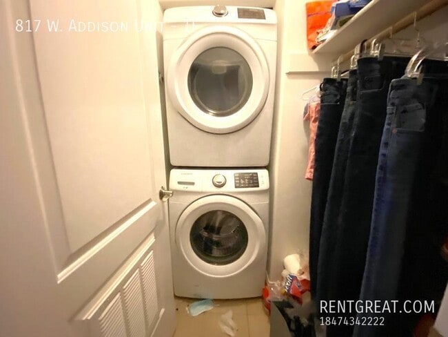 Building Photo - 817 W Addison St