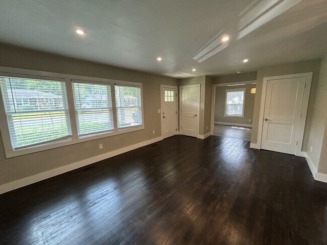 Building Photo - 1931 Stevens Dr NE