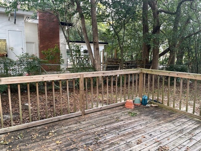 Building Photo - 3 bed/ 1 bath house, fenced-in yard! Avail...