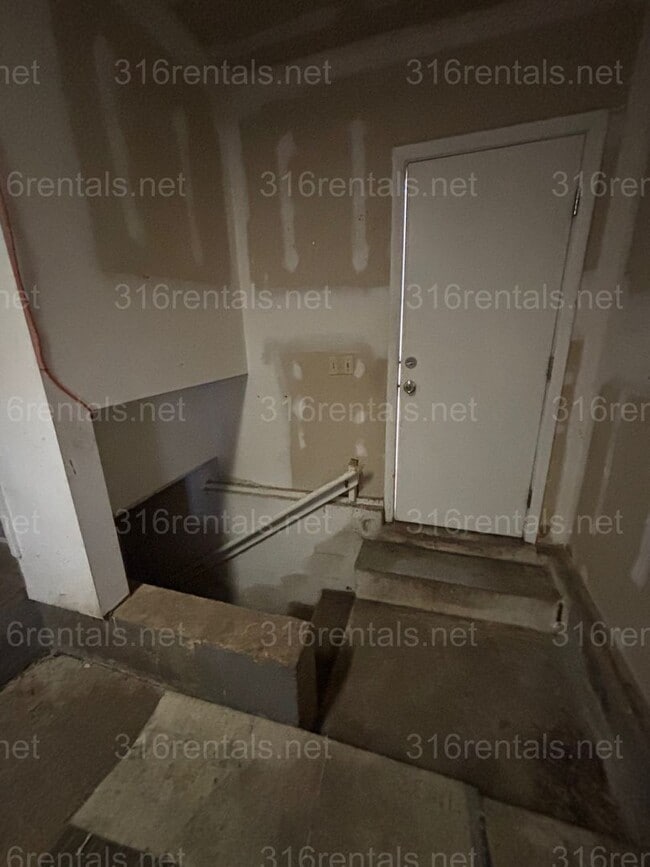 Building Photo - 3 bed 1 bath house for rent now!