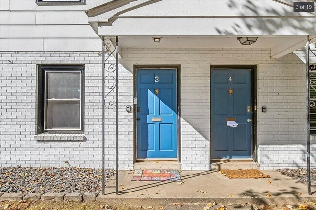 Building Photo - HALF OFF first month's rent - 2 bedroom/1.5 bathroom townhome in Ardmore