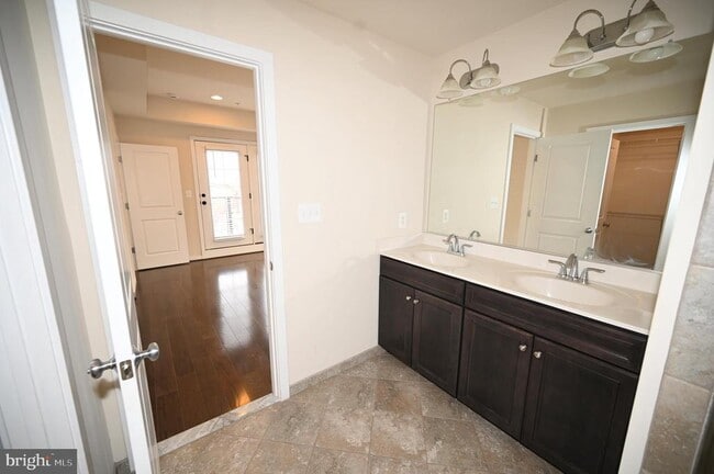 Building Photo - 2413 Glenallan Ave