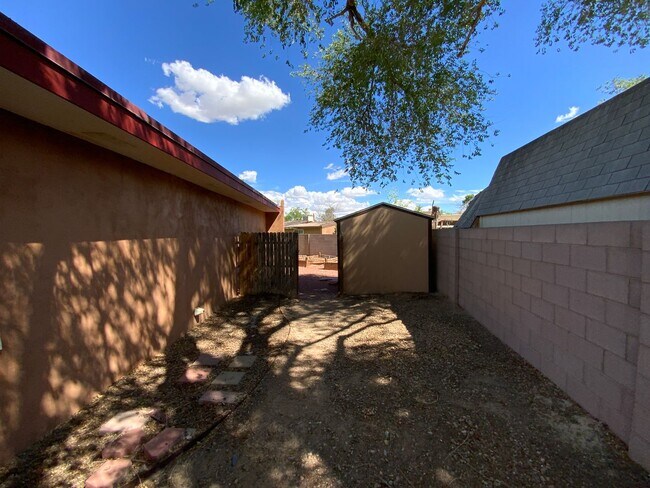 Building Photo - 3 Bedroom Single Story Home Available Near...