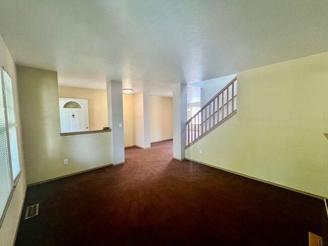 Building Photo - Well Maintained and Spacious 4 Bed