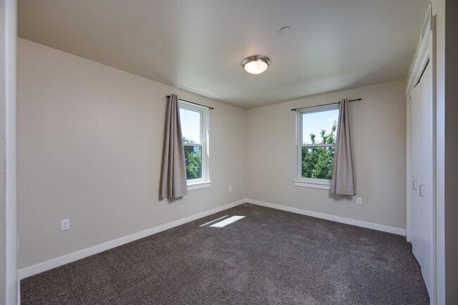 Building Photo - 210 S. Cottonwood, Unit 208