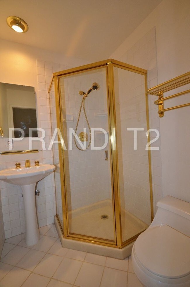 Building Photo - Bright and Spacious condo in Pacheco Valley