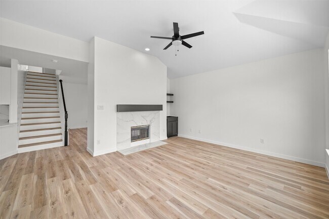 Building Photo - 945 Azalia Dr
