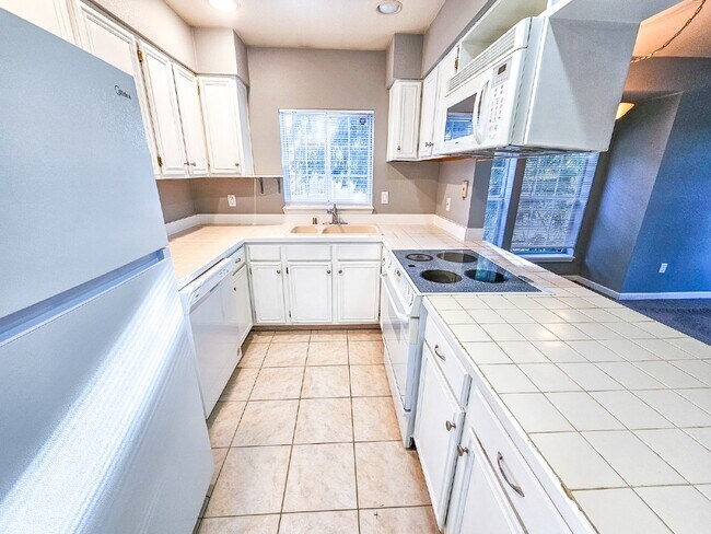 Building Photo - Coming Soon! Cozy top floor 2 Bed, 2 Bath ...