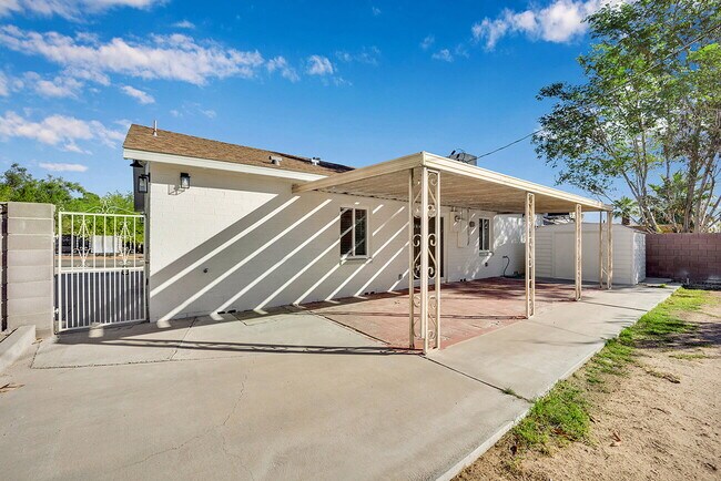 Building Photo - SIGN YOUR LEASE BY DEC 1ST AND RECEIVE YOUR FIRST 2 WEEKS RENT FREE! Beautifully updated 3-bedroo...