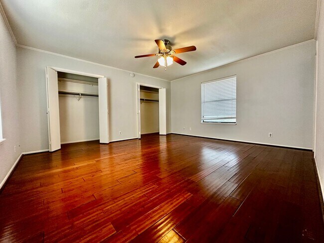 Building Photo - Spacious 3/2 With Office