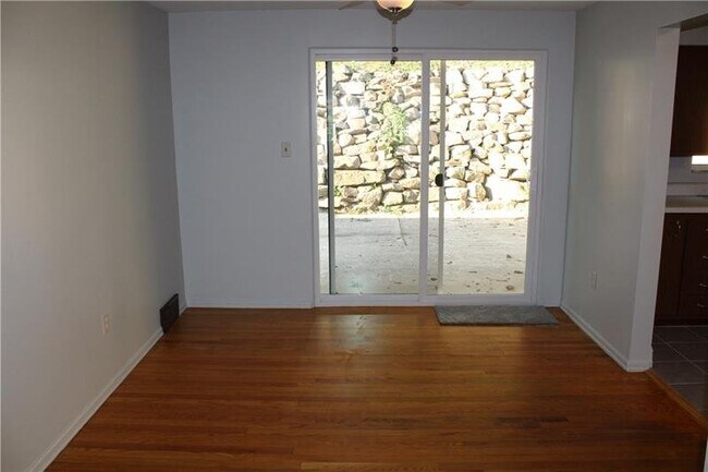 Building Photo - 1415 Pine Hollow Rd