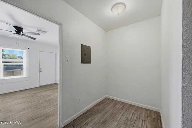 Building Photo - 907 N 22nd Pl
