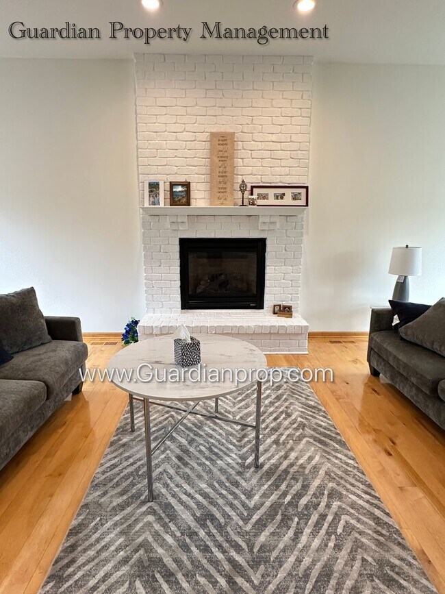 Building Photo - Well Maintained Prior Lake SFH, Large Deck, Fireplace, 2 Car Attached Garage