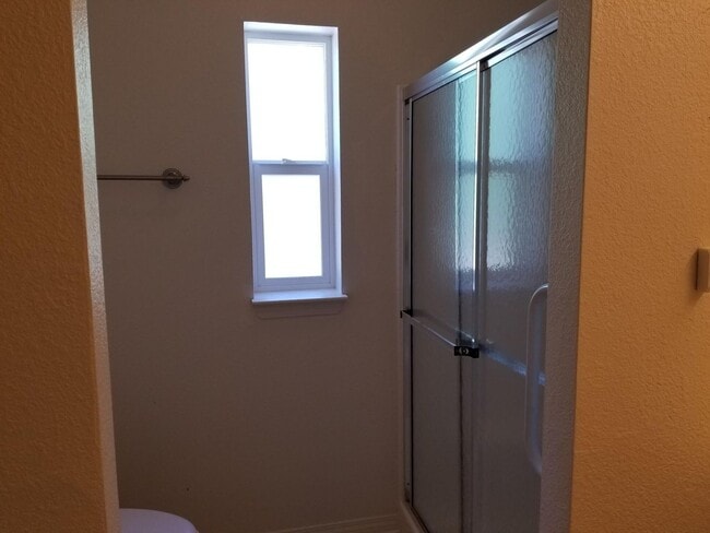 Building Photo - Oak View- Three bedroom home with Mountain...