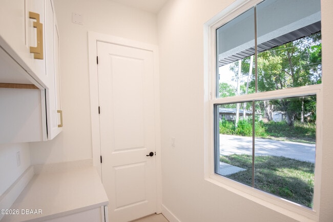 Building Photo - 618 N Duss St