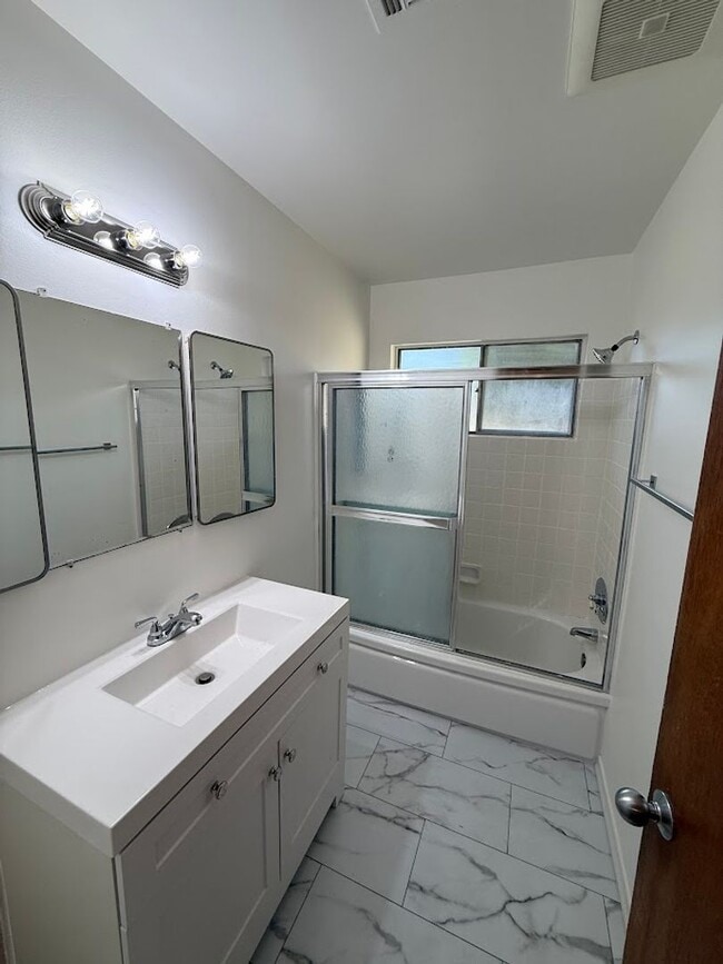 Building Photo - Beautiful 3 Bedroom, 2 Bathroom North Hill...