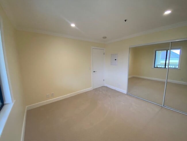 Building Photo - Bright & Stylish Monterey Condo