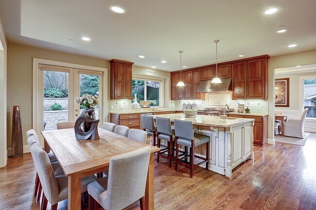 Building Photo - 5Bdrm+Office / 3.5 bath - West Bellevue Home