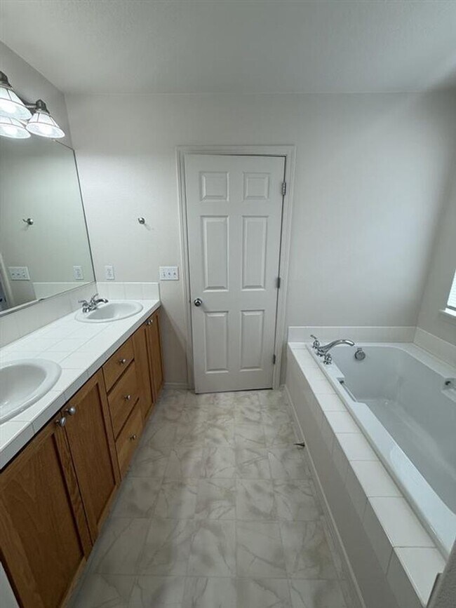 Building Photo - 1176 SE Tamora Ave