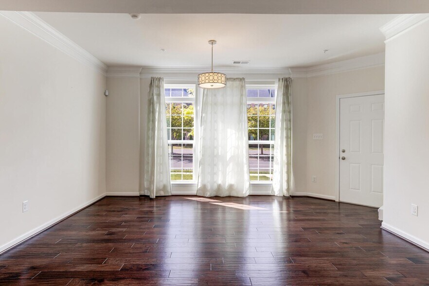 Building Photo - 13643 Air and Space Museum Pky