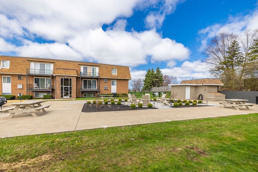 Building Photo - Royal Villa Apartments