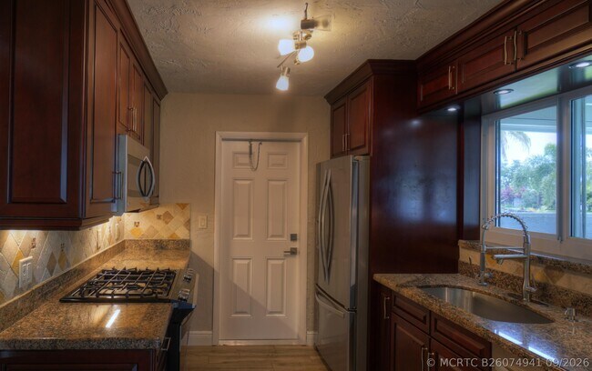 Building Photo - 1128 W River Dr