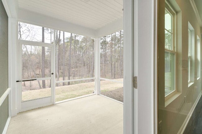 Building Photo - End-unit 3 bedroom townhome with Screened Porch!