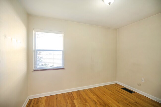 Building Photo - Amazing 4BR, 2BTH in Park Hill!!