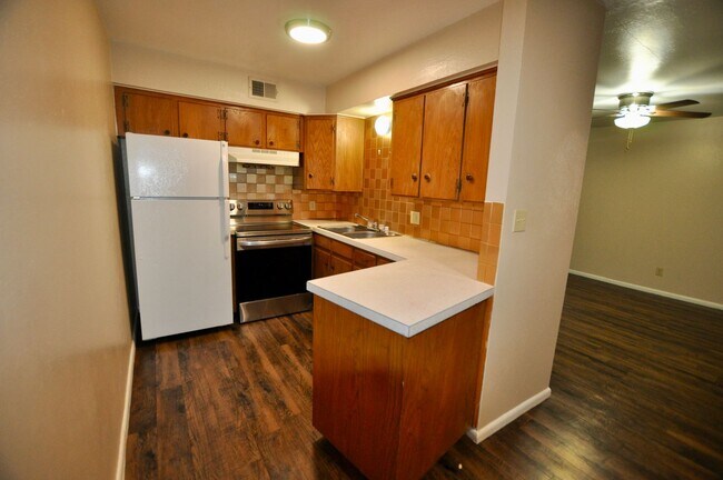 Building Photo - MOVE IN SPECIAL!! FOR LEASE! 1 Bedroom - 1 Bath - Town House Apartments!