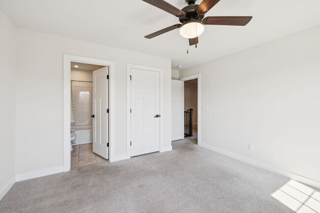 Building Photo - 5BR/3.5BA home offers stylish and function...