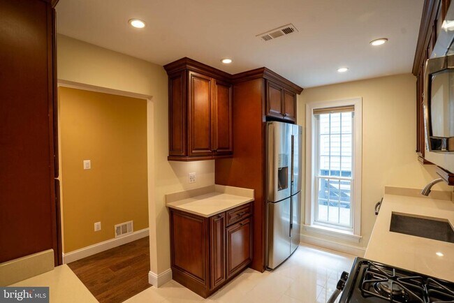 Building Photo - 10039 Oakton Terrace Rd