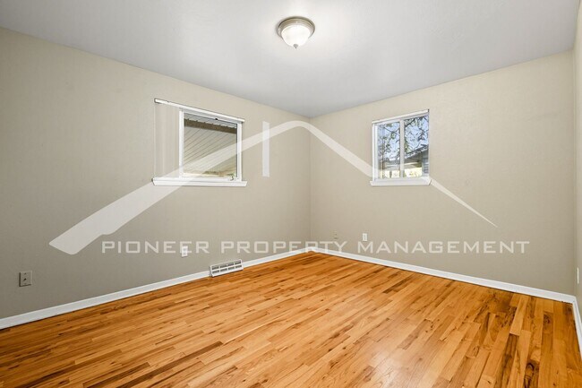 Building Photo - Spacious Home with Washer/Dryer and Fenced Yard