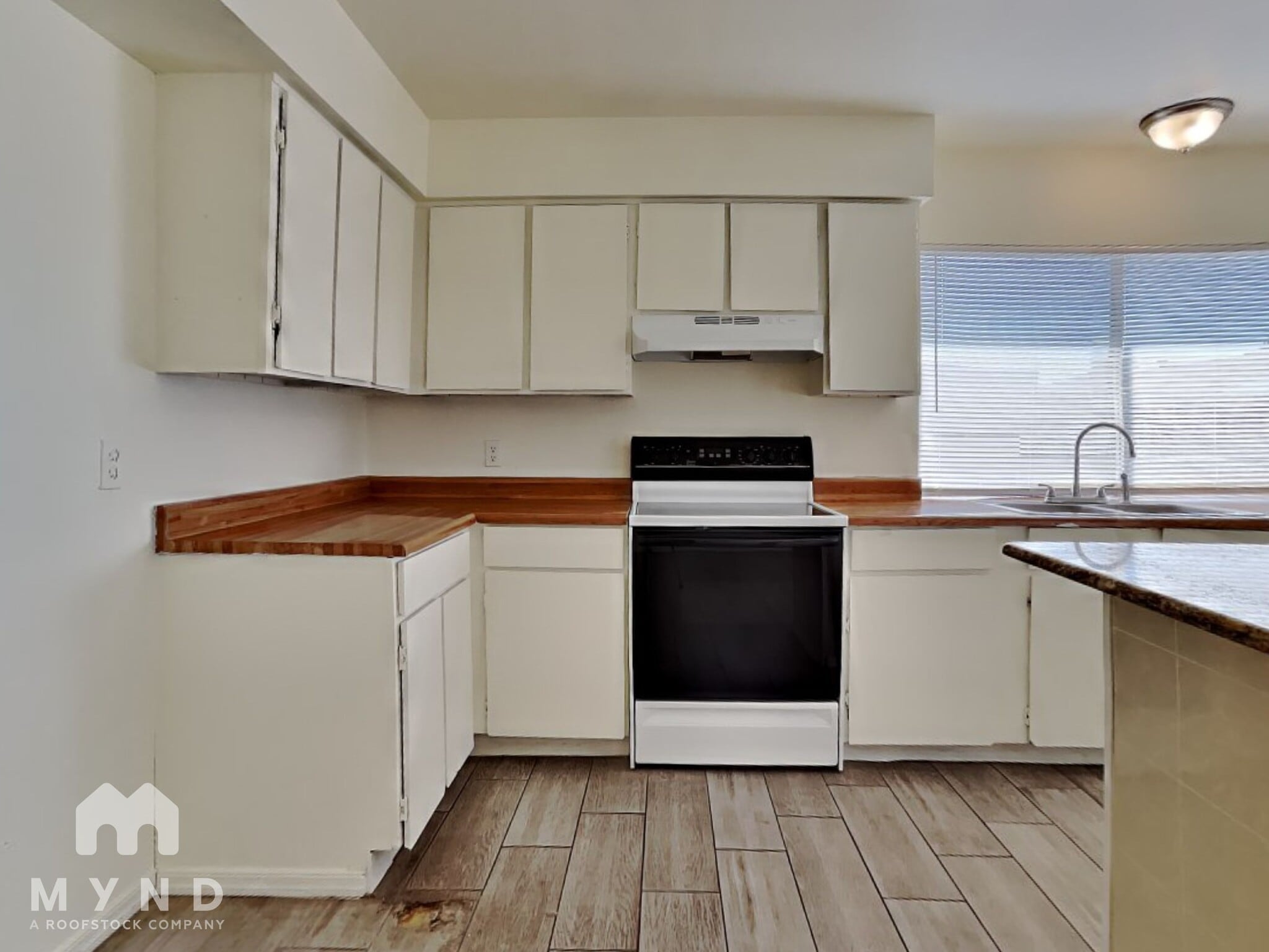 Building Photo - 5643 W Golden Ln